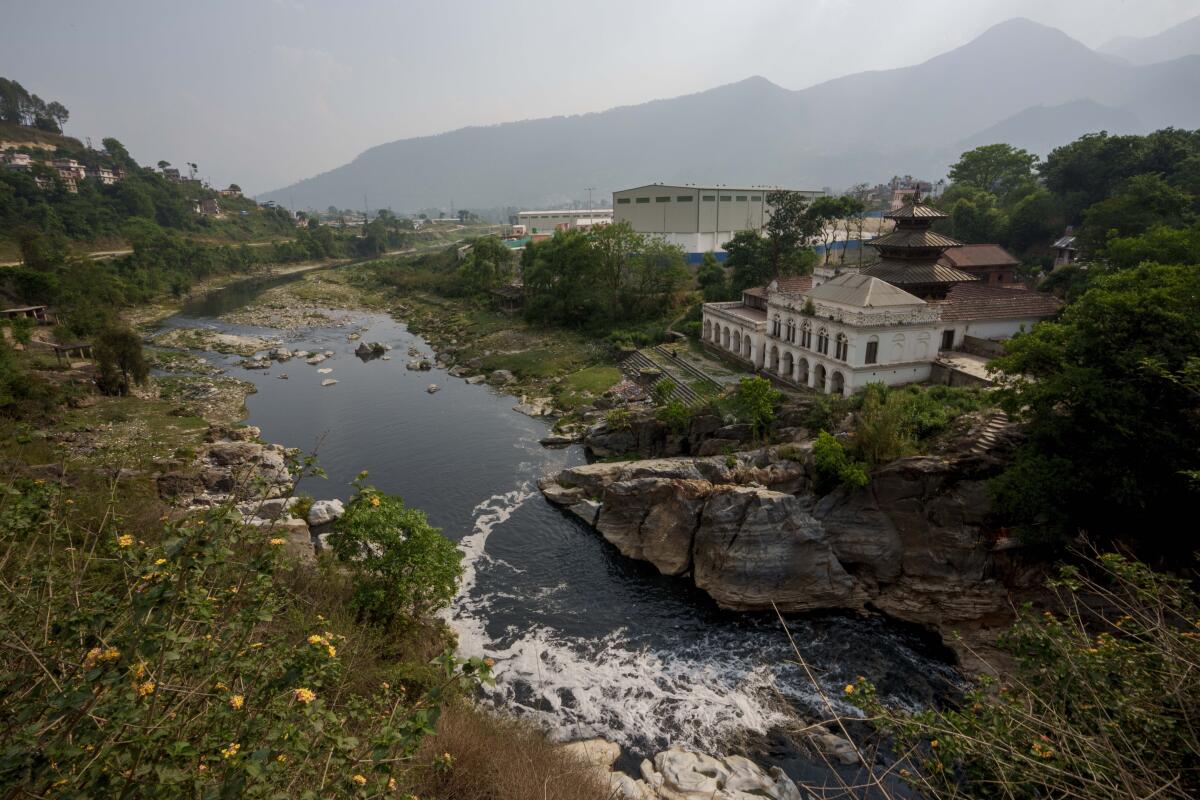 El contaminado río Bagmati fluye desde Katmandú, Nepal, el martes 26 de abril de 2022