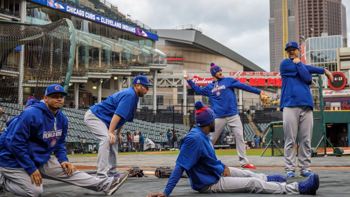 Varios jugadores de los Cubs de Chicago entrenan en el estadio Progressive Field de Cleveland donde este martes iniciarán la Serie Mundial contra los Indians.