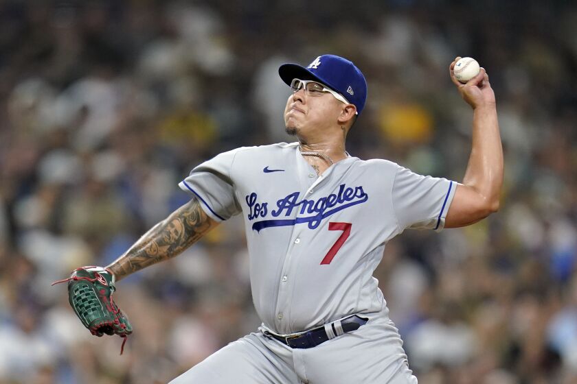 El abridor de los Dodgers de Los Ángeles, Julio Urías, lanza en el primer inning del juego de la MLB contra los Padres de San Diego, el 28 de septiembre de 2022, en San Diego. (AP Foto/Gregory Bull)