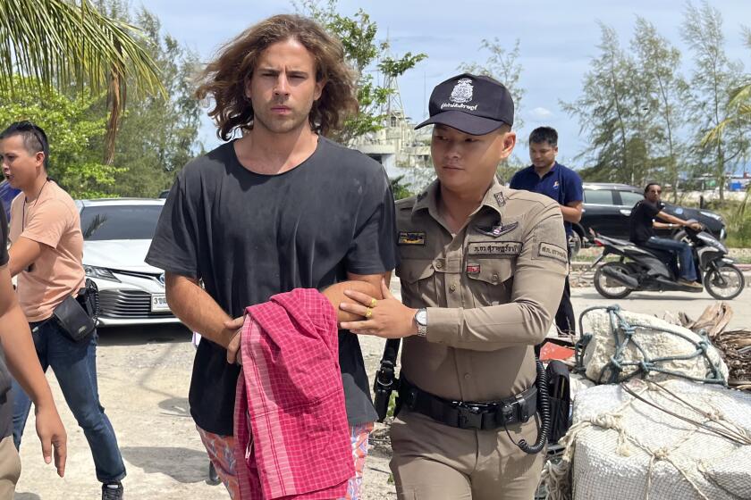 En esta imagen de archivo, un policía tailandés escolta al español Daniel Sancho Bronchalo, sospechoso de asesinar y descuartizar a un cirujano, de la isla de Koh Phagnan a la de Koh Samui, en el sur de Tailandia, el 7 de agosto de 2023. (AP Foto/Somkeat Ruksaman, archivo)