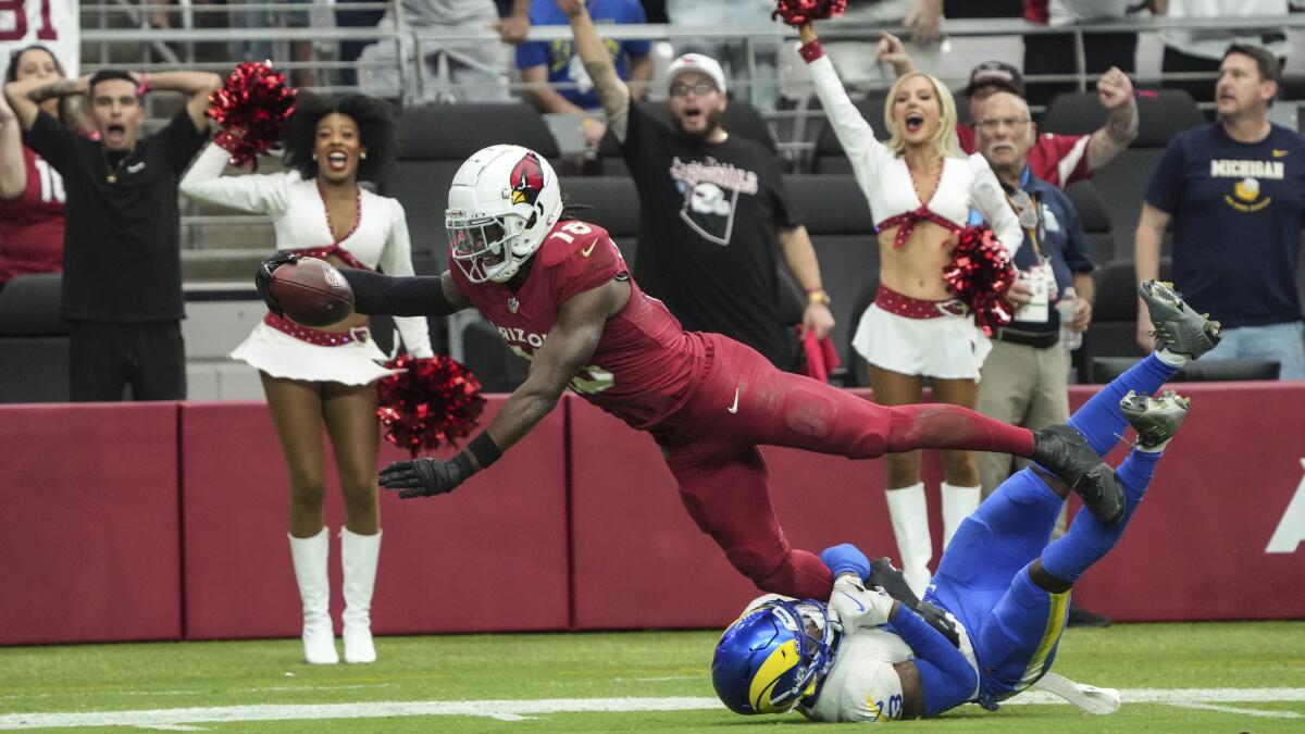 Cardinals oyuncusu Marvin Harrison Jr. (18), Eylül ayında Rams'ı yakaladıktan sonra gol atmak için uzanıyor.