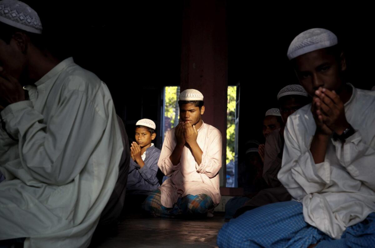Varios musulmanes rezan en una mezquita de Thet Kel Pyin, cerca de Sittwe, Birmania.