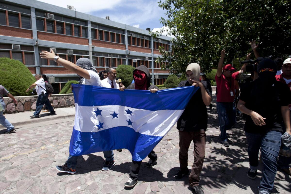 Además de la manifestación, en la foto estudiantes universitarios se retiran de las instalaciones de la Universidad Pedagógica Francisco Morazán al mantenerla tomada por varias horas hoy, miércoles 15 de julio de 2015, en Tegucigalpa. Una protesta de estudiantes en tres centros de la Universidad Nacional Autónoma de Honduras (UNAH) se extendió por cerca de cinco horas a la Universidad Pedagógica Francisco Morazán, ambas instituciones estatales. EFE/Gustavo Amador