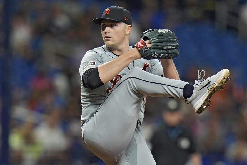 Tarik Skubal, abridor de los Tigres de Detroit, se alista para lanzar en contra de los Rays de Tampa Bay durante la tercera entrada del juego de béisbol el lunes 22 de abril de 2024, en San Petersburgo, Florida. (AP Foto/Chris O'Meara)