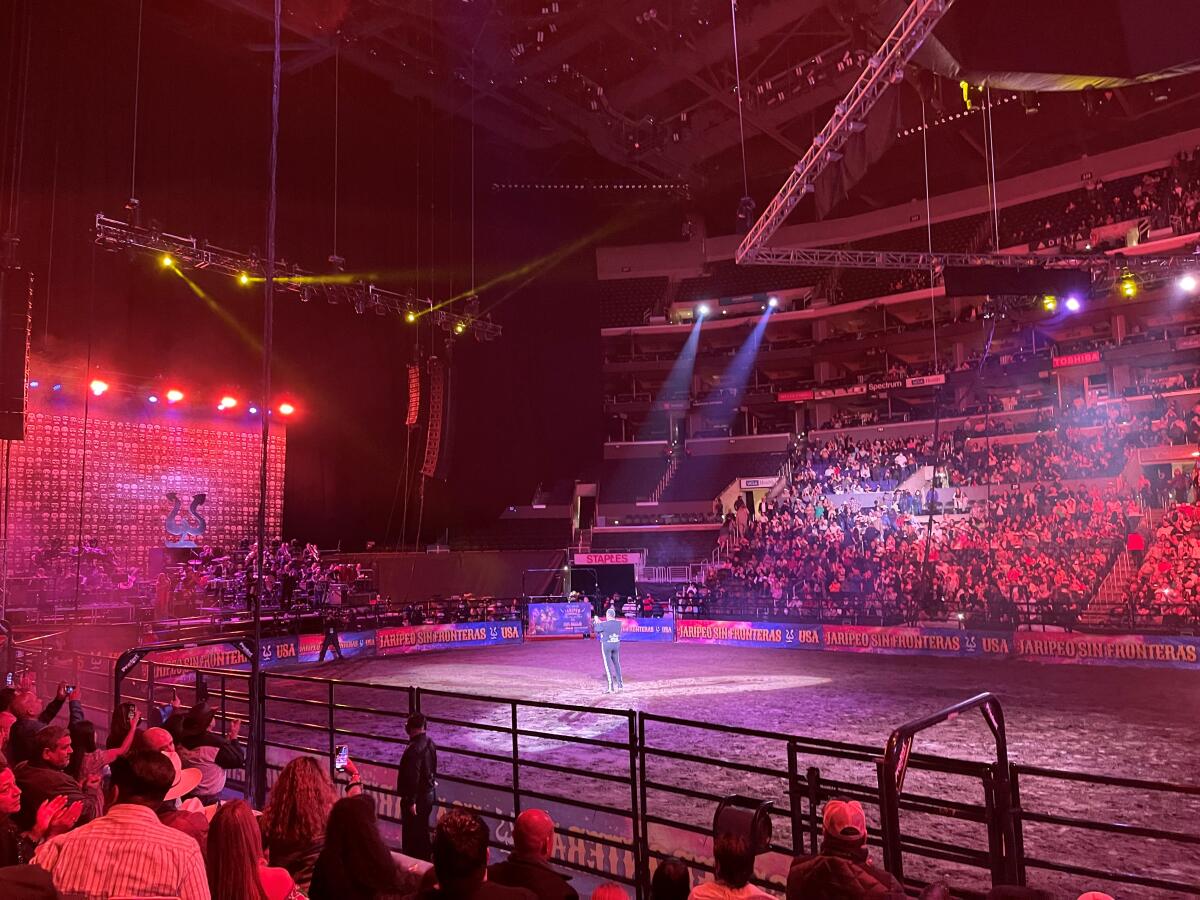 Jaripeo Sin Fronteras reunió a miles de personas en el Staples Center de Los Ángeles.