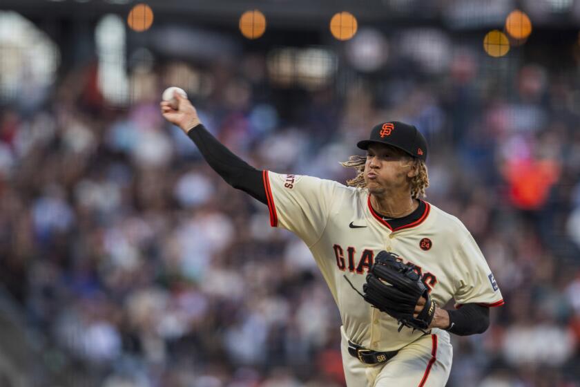 El pitcher de los Gigantes de San Francisco Spencer Bivens lanza en el segundo inning de su juego de béisbol contra los Cachorros de Chicago en San Francisco, el lunes 24 de junio de 2024. (AP Foto/Nic Coury)