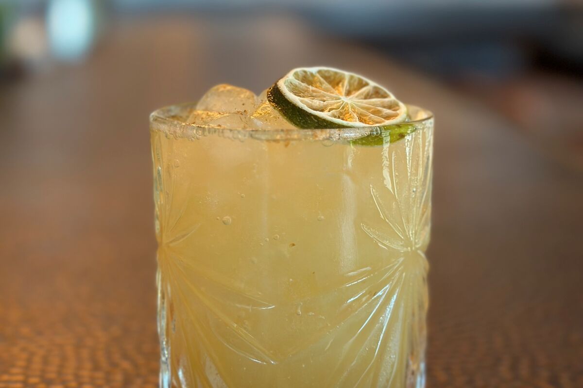 El Cariño is a mocktail that contains zero-proof rum, cinnamon, lime and pineapple.