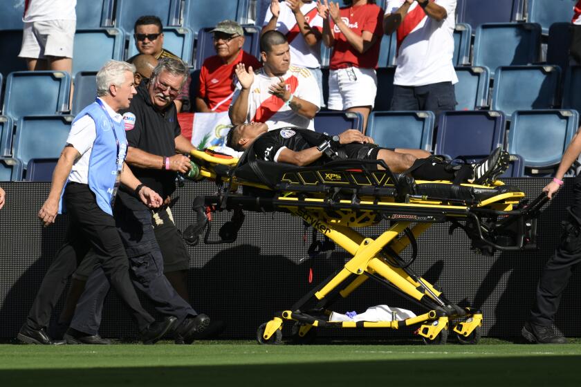 El árbitro asistente Humberto Panjoj es sacado en camilla tras desmayarse durante el partido del Grupo A de la Copa América entre Perú y Canadá, el martes 25 de junio de 2024, en Kansas City, Kansas. (AP Foto/Reed Hoffmann)