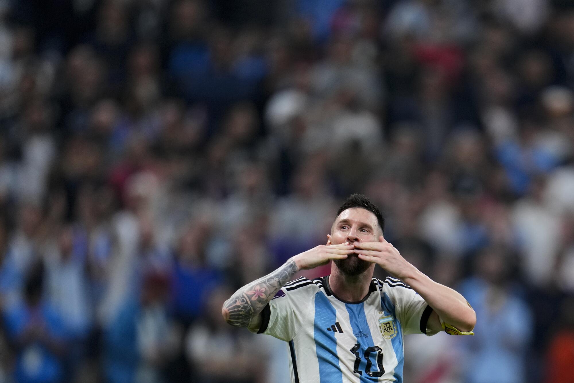 Lionel Messi celebra luego que su compañero Julián Álvarez.