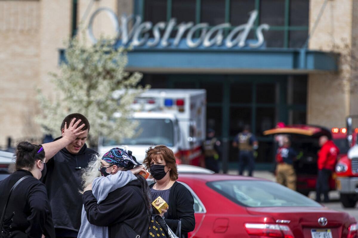 La gente se abraza en el estacionamiento después de un tiroteo 
