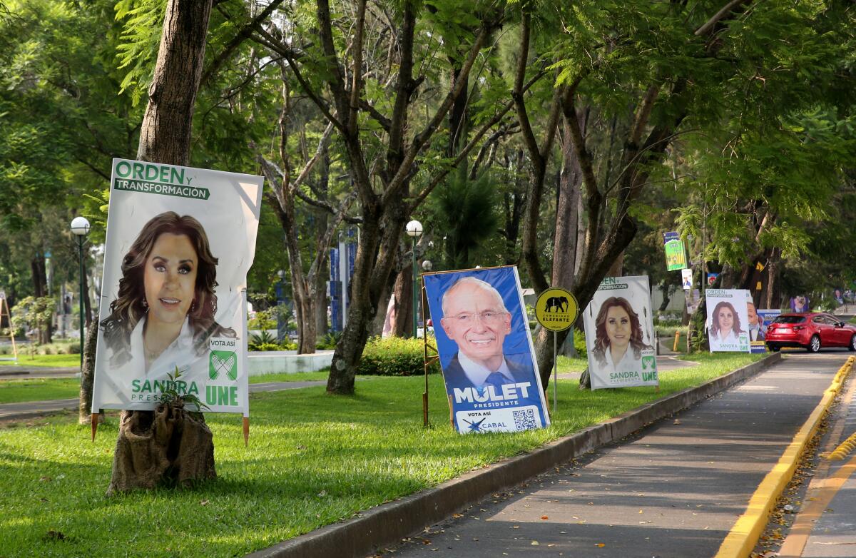 Los afiches con propaganda de las próximas elecciones generales se ven en la avenida La Reforma