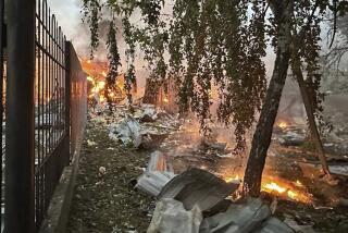 En esta imagen, distribuida por la oficina de prensa del ayuntamiento de Kiev, vista del incendio causado por un proyectil ruso en Kiev, Ucrania, el 21 de septiembre de 2023. (Oficina de prensa del ayuntamiento de Kiev, vía AP)