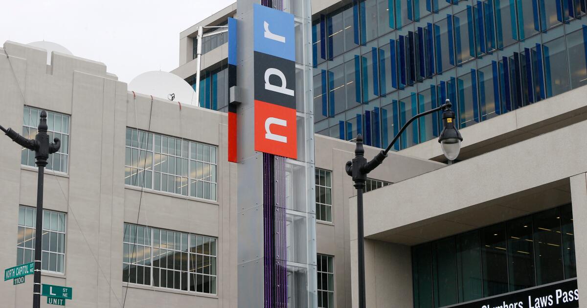 Citant le Premier Amendement, le juge empêche l’administration Trump de mettre fin au financement de NPR et PBS