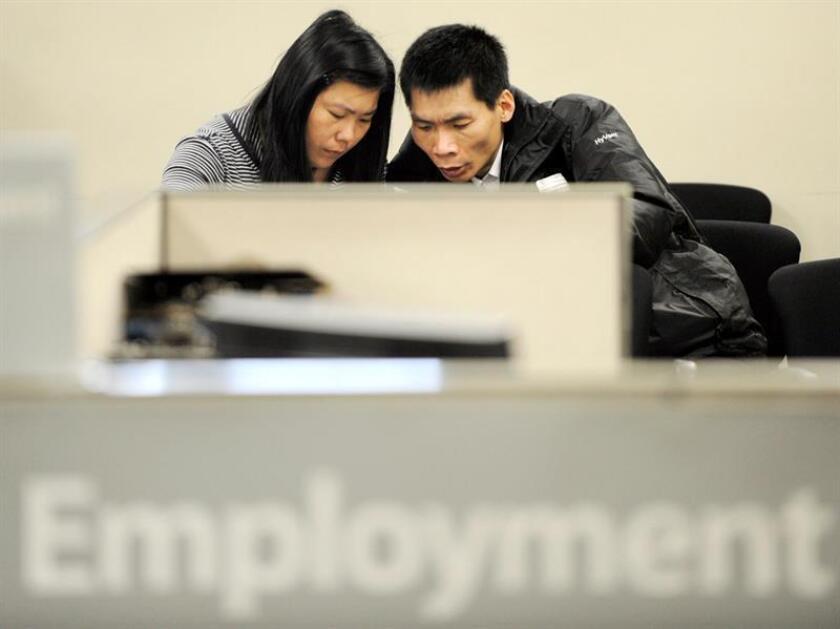 Una pareja llena un formulario en la oficina de desempleo de Nueva York, Estados Unidos. EFE/Archivo