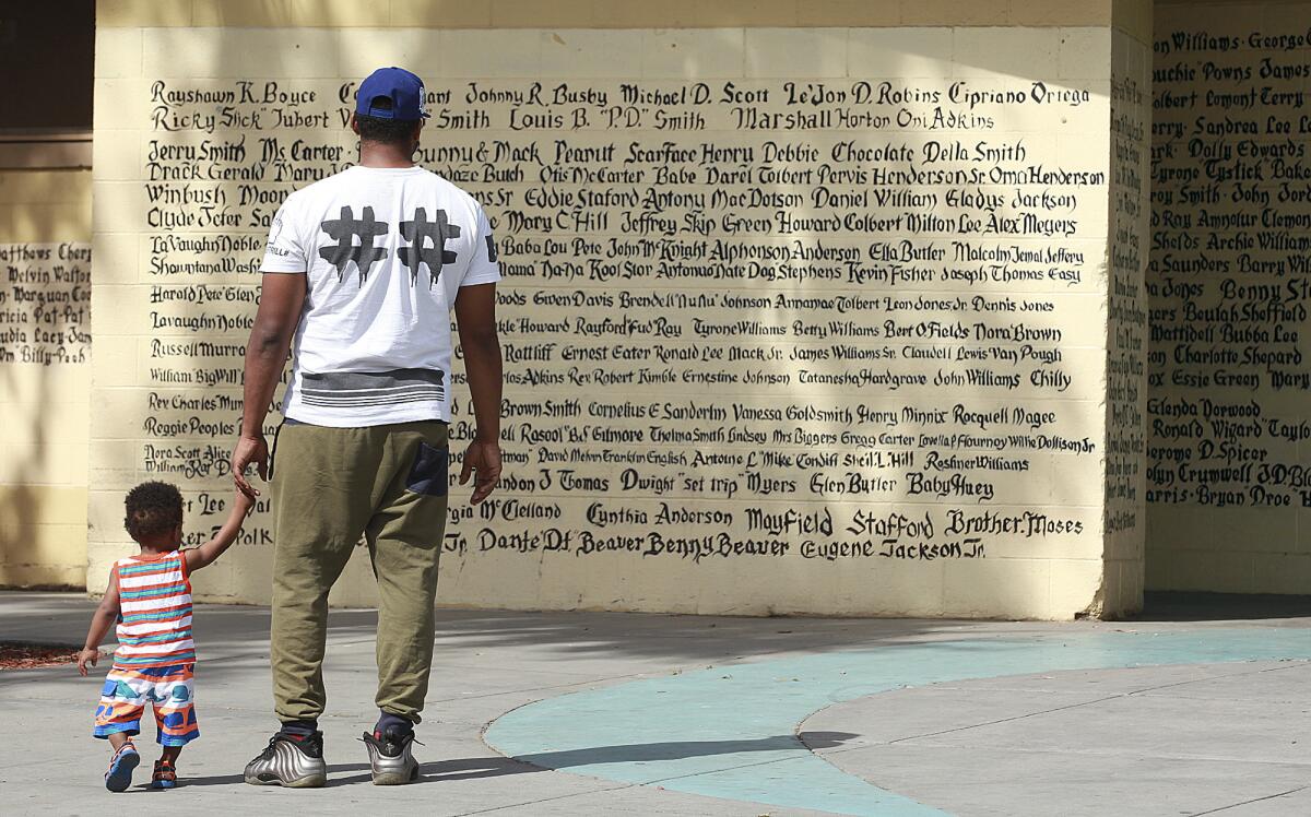 Un mural en el centro recreativo Nickerson Gardens en el sur de Los Ángeles contiene los nombres de los residentes que han muerto.