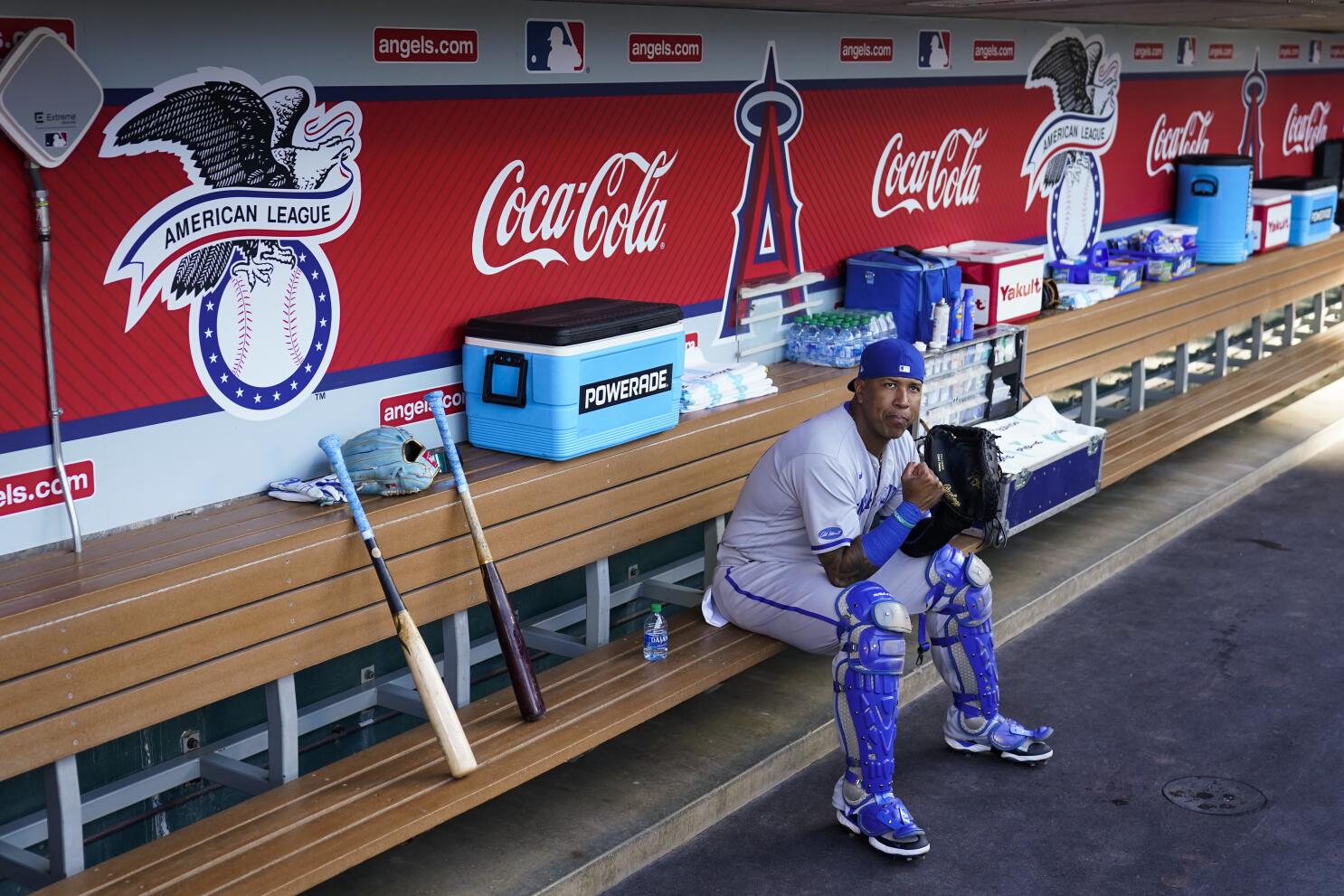 Salvador Perez back to IL, will have surgery on injured left thumb;  Olivares rejoins club
