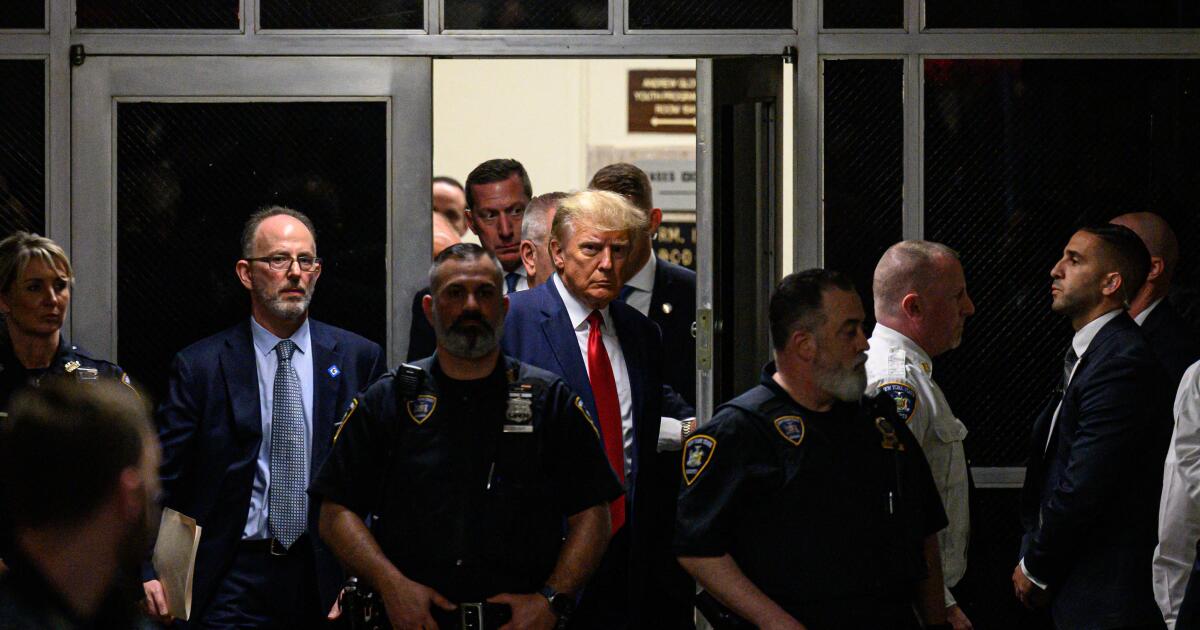 Le procès secret de Trump à New York fait face à de nouvelles pitreries politiques