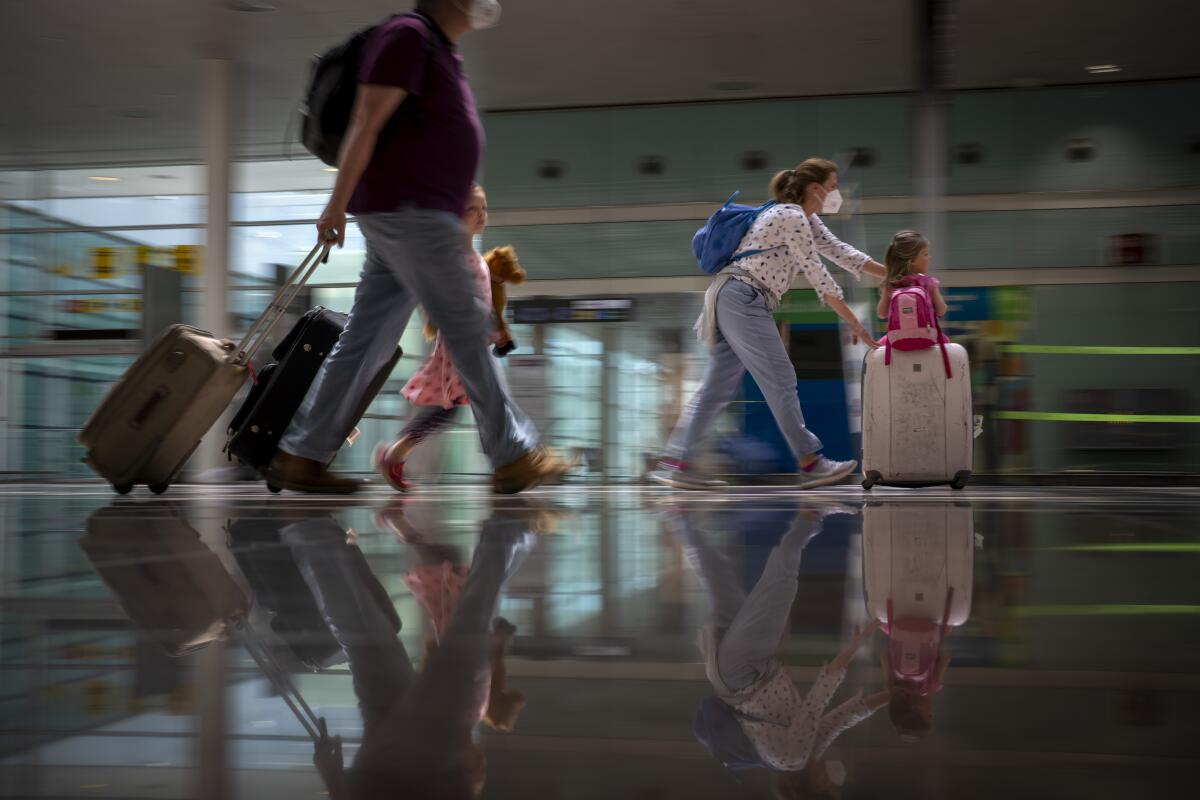 Turistas llegando al aeropuerto de Barcelona, España.