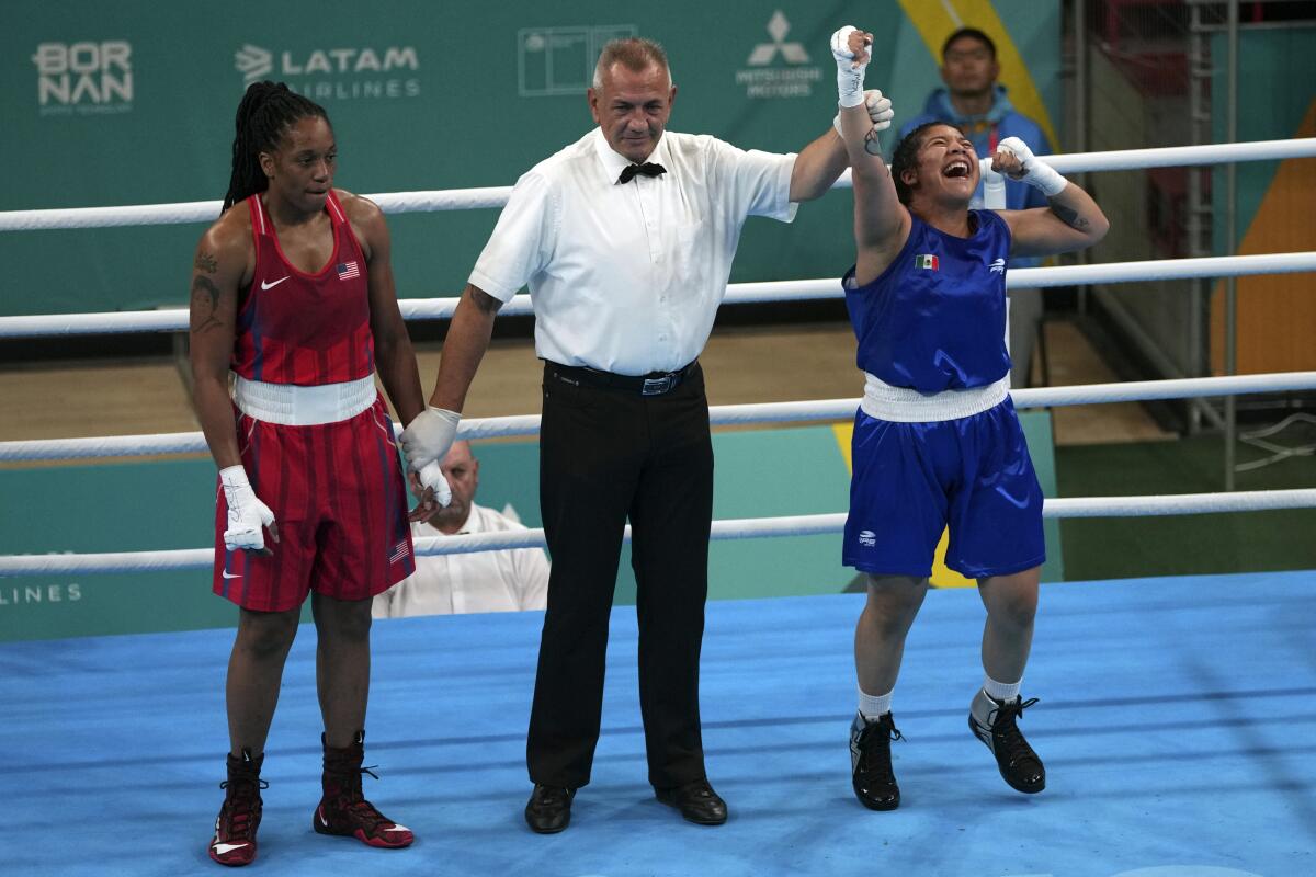 La mexicana Citlalli Ortiz (derecha) celebra su victoria sobre la estadounidense Noemi Graham