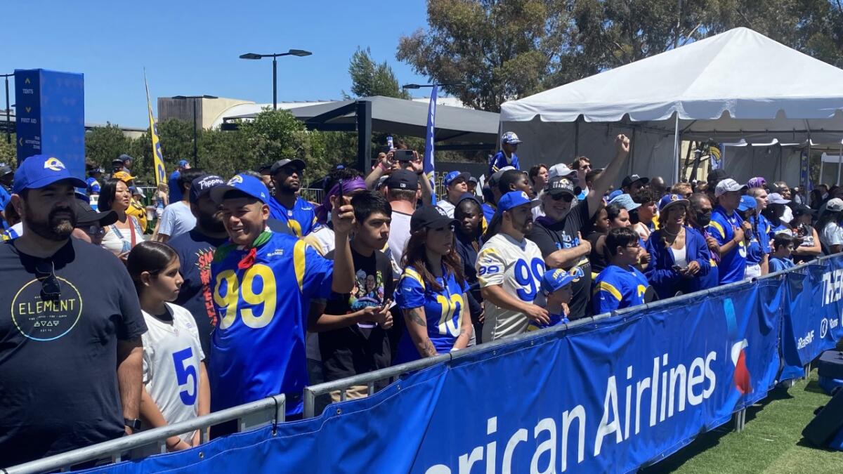 Los Angeles Rams fans frustrated over lack of jerseys with Super