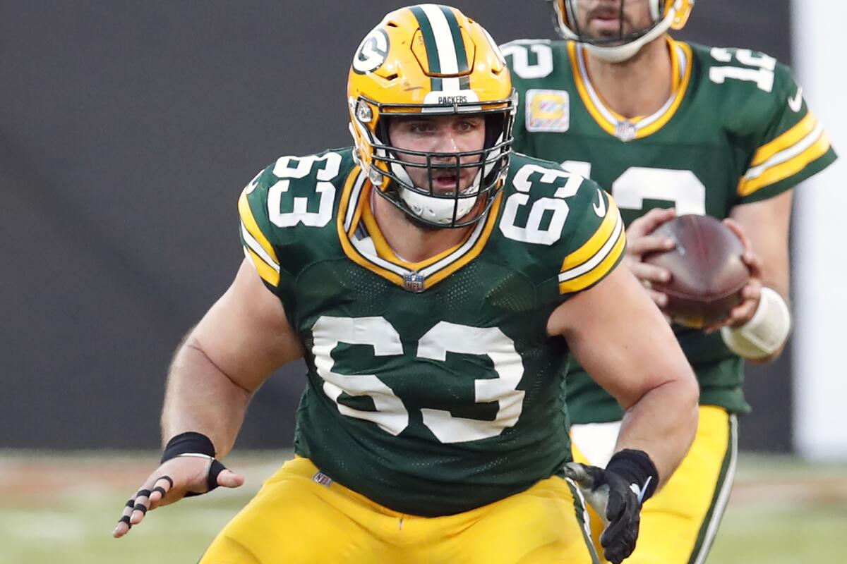  Green Bay Packers center Corey Linsley (63) blocks for quarterback Aaron Rodgers.