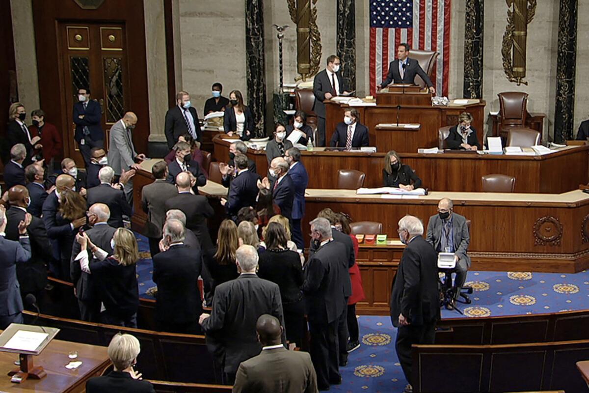 demócratas celebran la aprobación de un paquete de infraestructuras en la Cámara de Representantes, 
