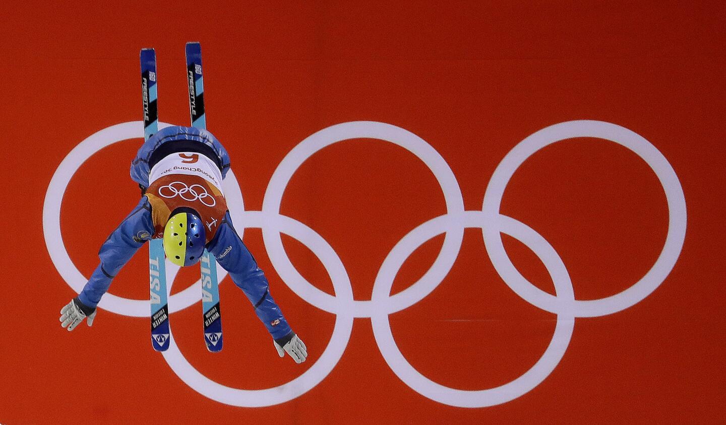 El ucraniano Oleksandr Abramenko salta durante las eliminatorias de la especialidad de aÃ©reos, en el esquÃ acrobÃ¡tico, el sÃ¡bado 17 de febrero de 2018, en los Juegos OlÃmpicos de Pyeongchang, Corea del Sur (AP Foto/Lee Jin-man)