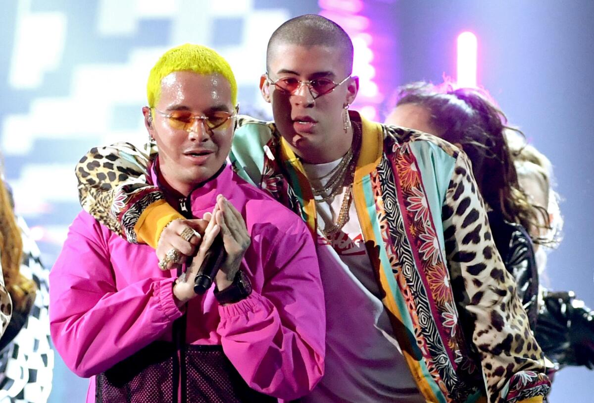 El cantante colombiano y el boricua durante una ceremonia del Latin Grammy.