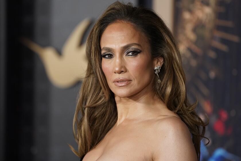 Jennifer Lopez llega al estreno de "This Is Me... Now: A Love Story" el martes 13 de febrero de 2024, en el Teatro Dolby en Los Ángeles.