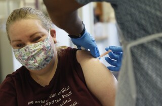 Una donna riceve il vaccino Astrazeneca per il Coronavirus , a Luton, in Inghilterra, il 18 marzo 2021. (AP Photo / Alastair Grant)