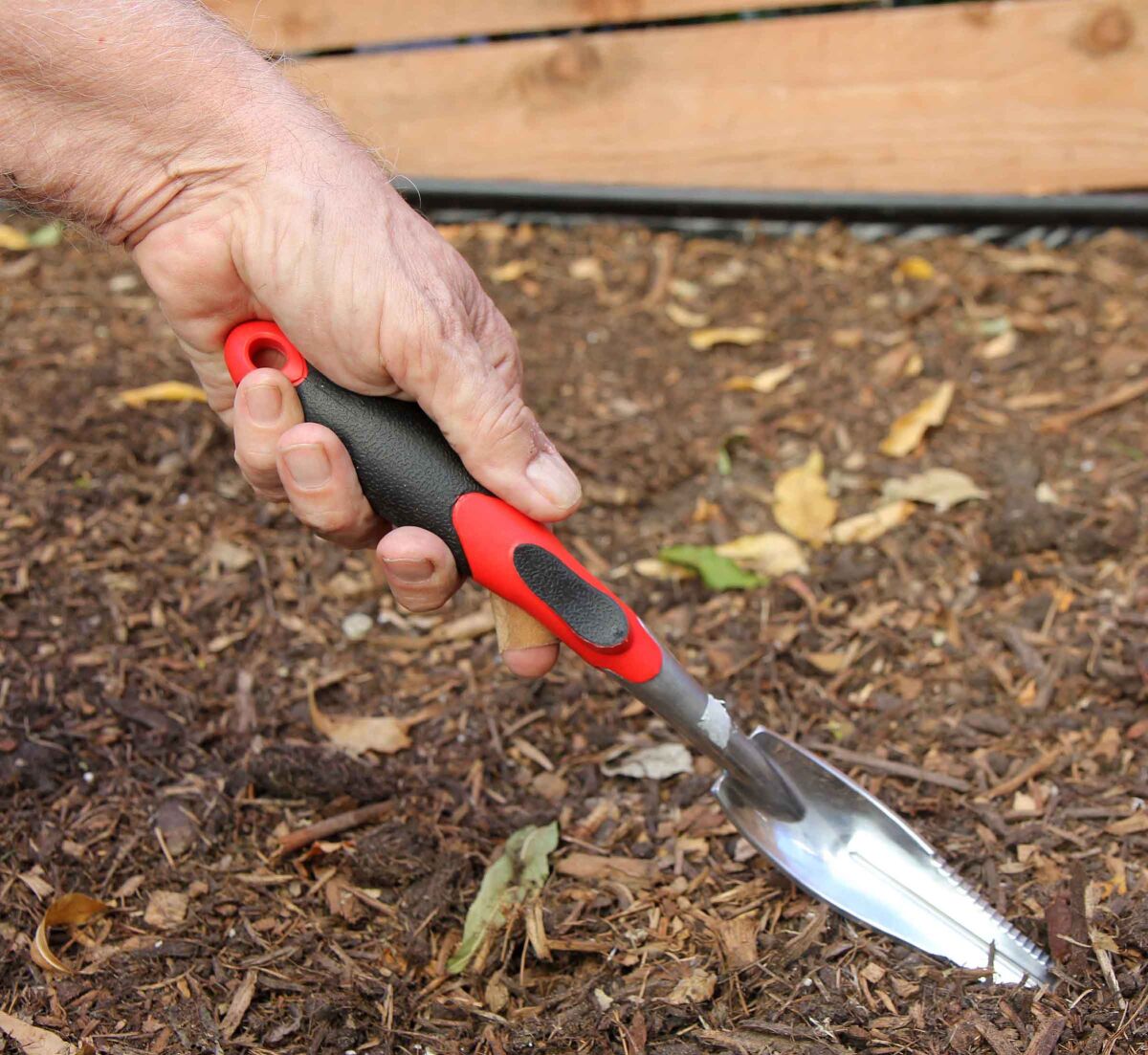 A trowel/weeder multitasker in action.