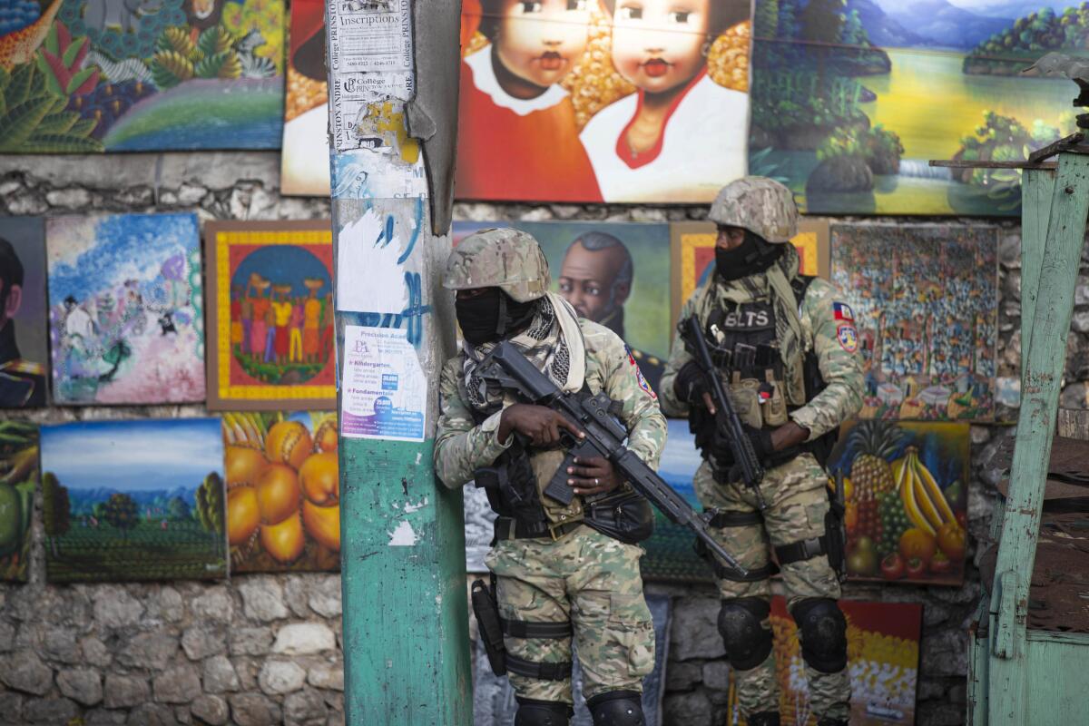 Soldados vigilan en Petion Ville, el vecindario donde vivía el presidente Jovenel Moïse, en Puerto Príncipe.