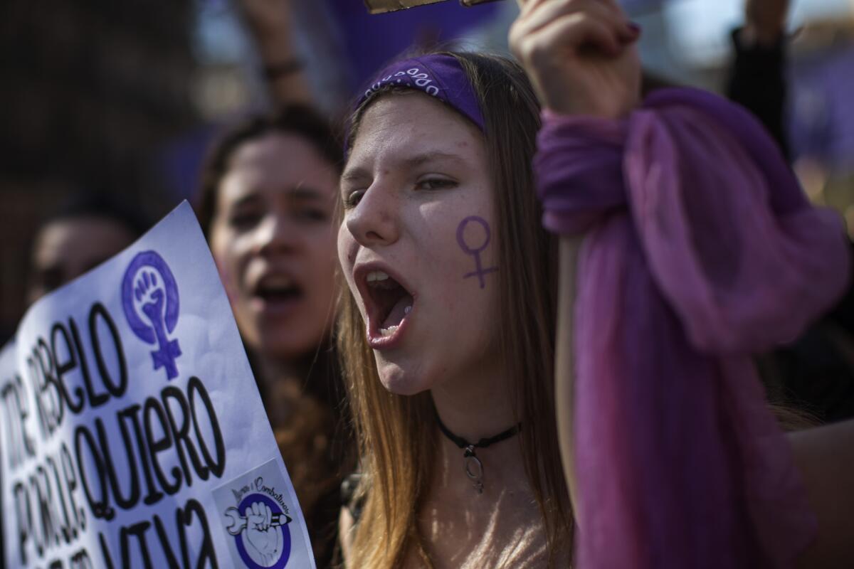 Mujeres corean consignas al marchar en el Día Internacional de la Mujer, viernes 8 de marzo de 2019, en Barcelona, España. (AP Foto/Emilio Morenatti)