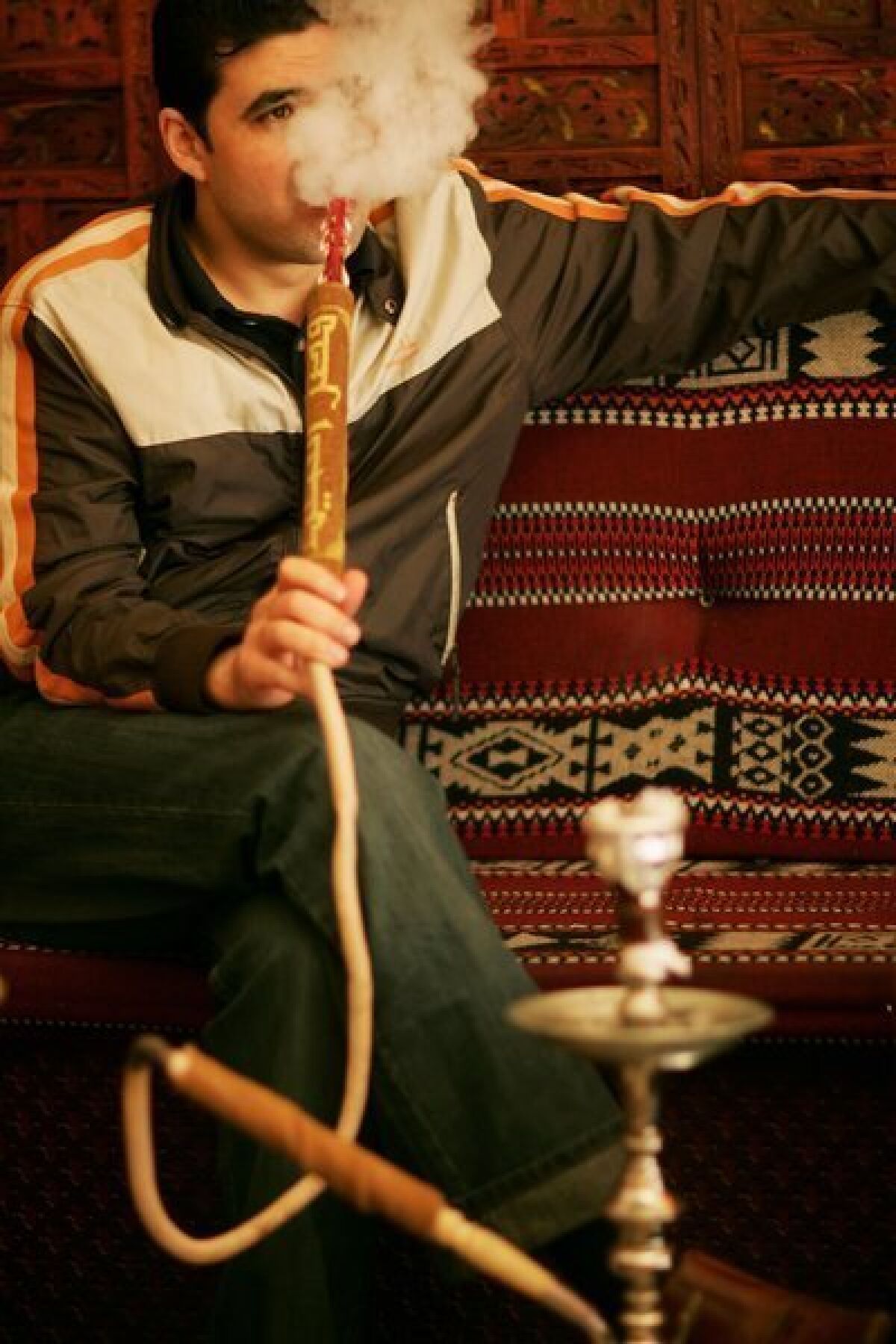 Public health experts say in a new report that more must be done to curb teenage hookah smoking.