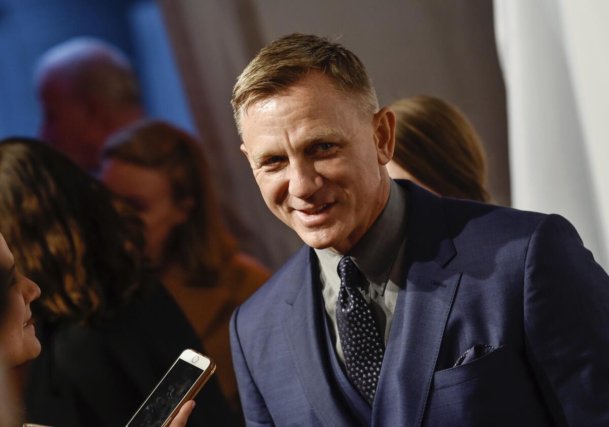 ARCHIVO - El actor Daniel Craig asiste a un evento en Nueva York, el lunes 9 de abril de 2018. 