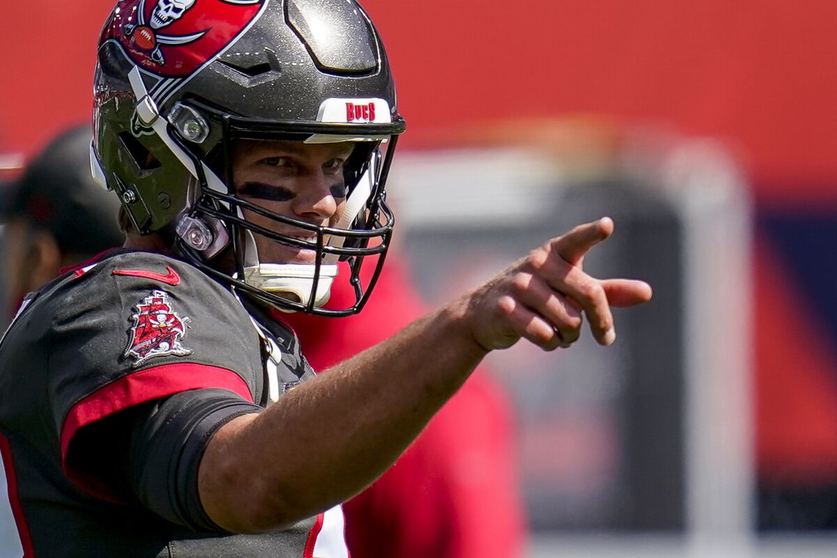 Buccaneers quarterback Tom Brady points at a teammate while directing the offense.