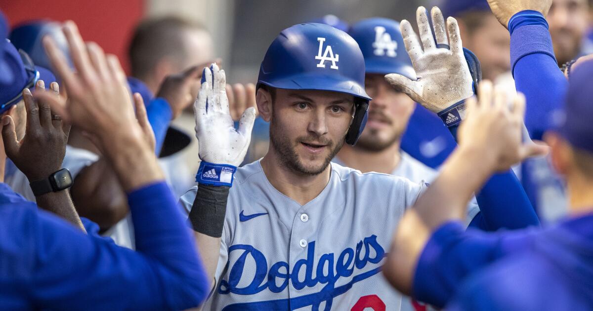 Dodgers treat fans to big win in 2022 home opener, celebrate 60th