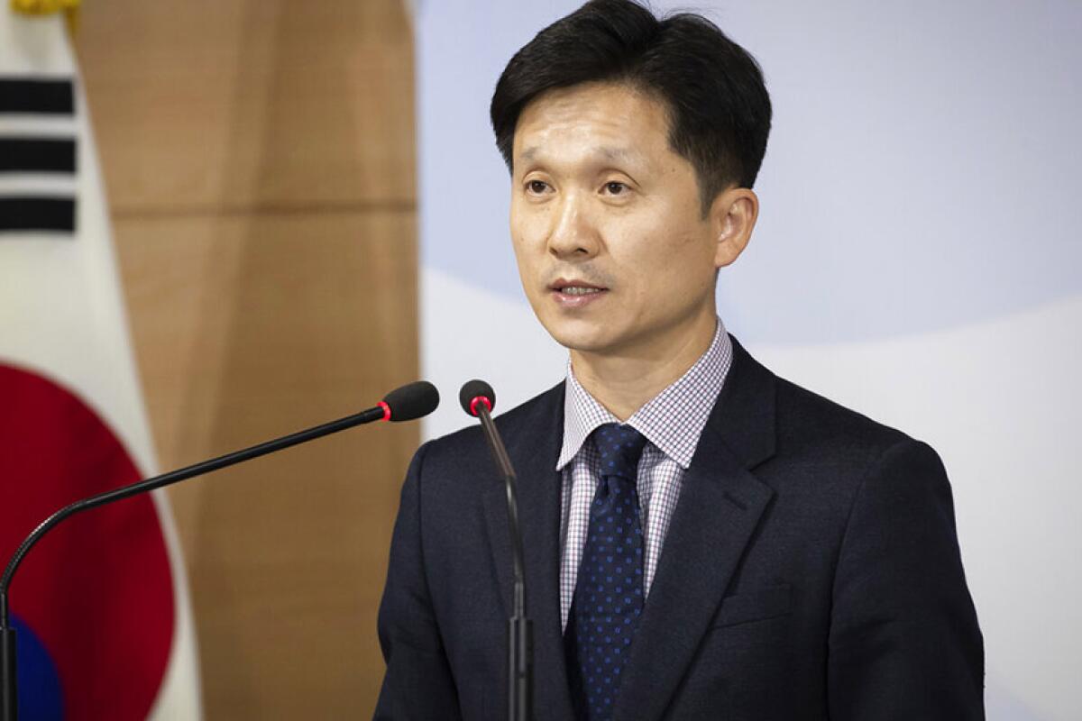 Lee Sang-min, a Seoul Unification Ministry spokesman, said South Korea determined that accepting the two men would be a threat to public safety.