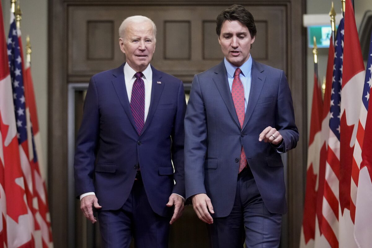El presidente Joe Biden camina con el primer ministro canadiense Justin Trudeau 