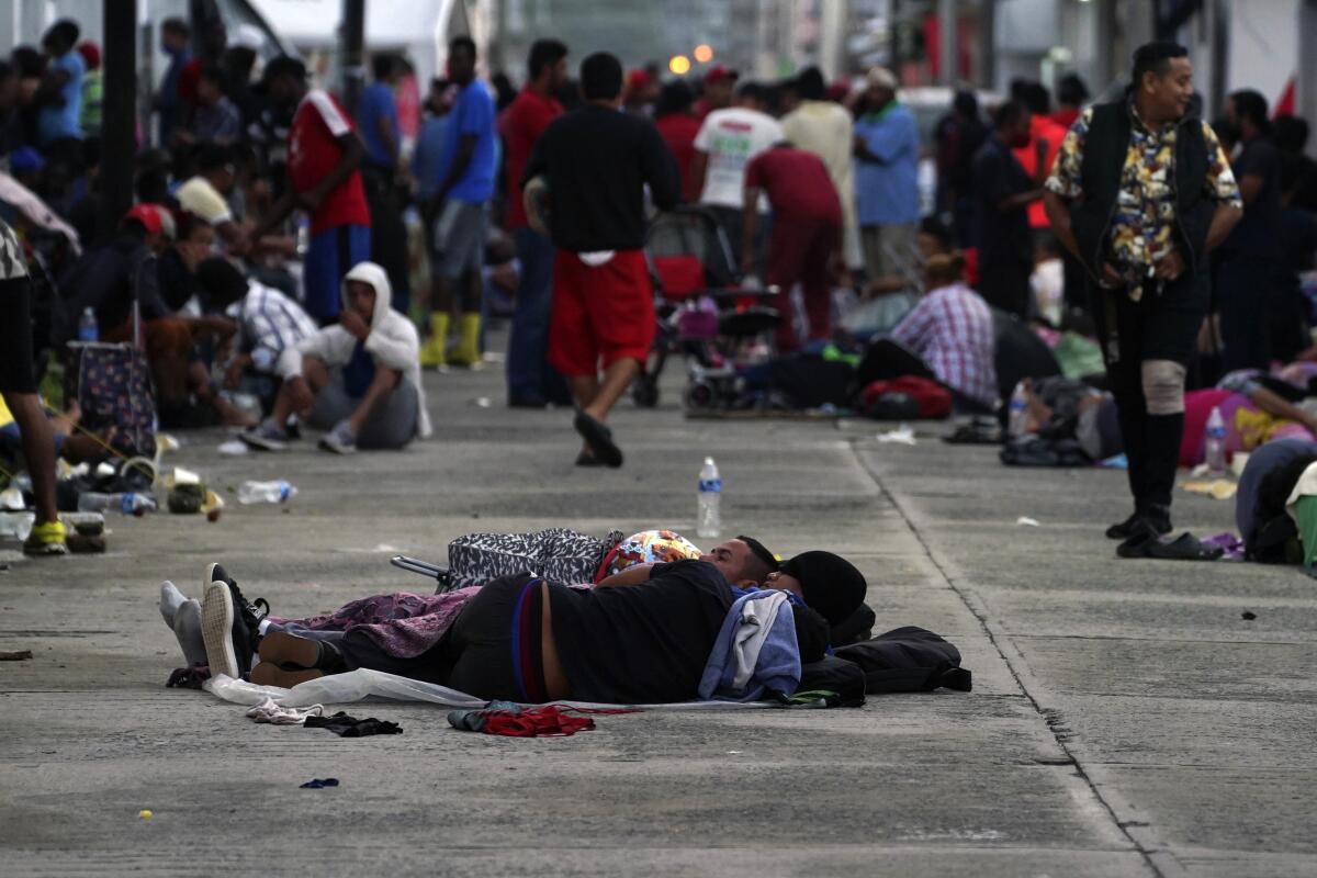 Migrantes, la mayoría procedentes de Centroamérica, duermen en la calle en la localidad de Huixtla,