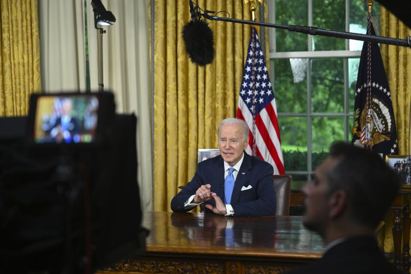 El presidente Joe Biden habla ante la nación sobre el acuerdo presupuestal que eleva el tope del endeudamiento federal y evita una mora de pagos del gobierno de Estados Unidos, el viernes 2 de junio de 2023, desde la Oficina Oval de la Casa Blanca, en Washington. (Jim Watson/Foto compartida vía AP)