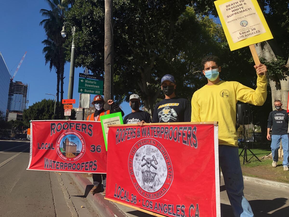 Miembros de organizaciones sindicales acudieron al centro de Los Ángeles a darle la bienvenida a Joe Biden.