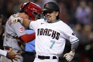 Corbin Carroll, de los Diamondbacks de Arizona, anota luego de conectar un jonrón de dos carreras ante los Rojos de Cincinnati, el jueves 24 de agosto de 2023 (AP Foto/Matt York)