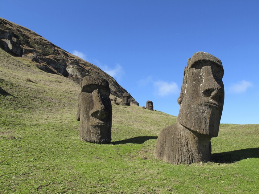 ARCHIVO - Estatuas de figuras conocidas como "Moais" en Rano Raraku, la cantera en Isla de Pascua 