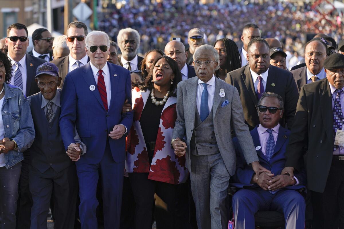 El presidente Joe Biden inicia una marcha a través del puente Edmund Pettus en Selma, Alabama, 