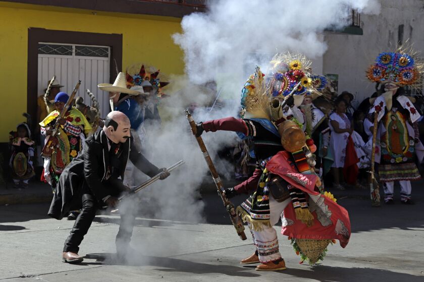 Descendientes mayas tzeltales bailan para atraer lluvias en sureste de México