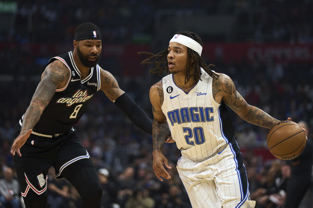 Orlando Magic guardı Markelle Fultz, Clippers forveti Marcus Morris Sr'ın önünde topu kontrol ediyor.