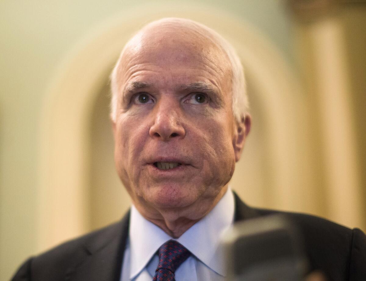 McCain dijo el lunes 20 de julio de 2015 que Donald Trump no debe disculparse con él por lo que dijo sobre su cautiverio en Vietnam sino con los veteranos de guerra. (AP Foto/Brett Carlsen)