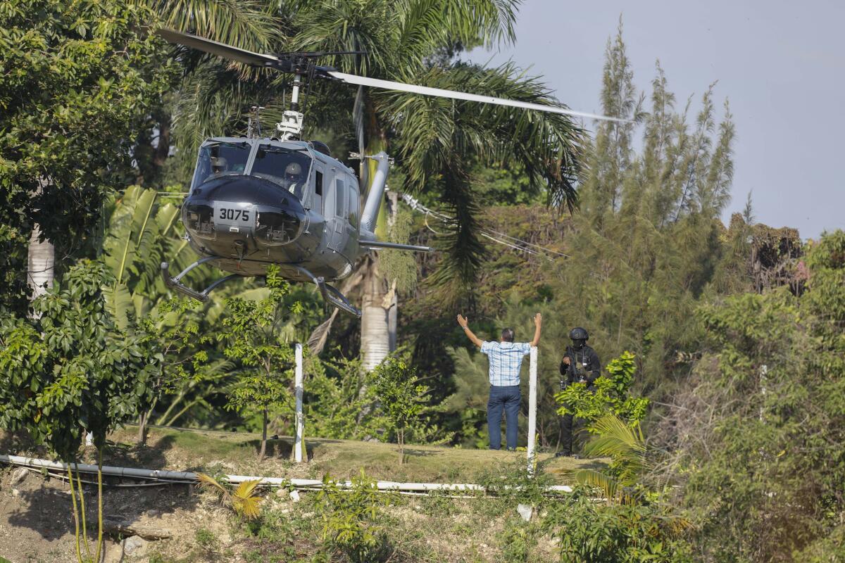 Un helicóptero aterriza para evacuar al personal de la embajada de República Dominicana 