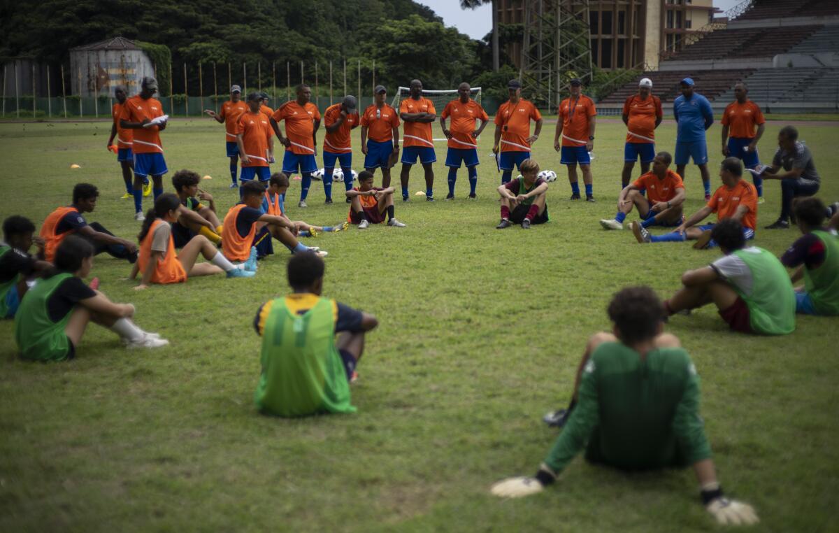 Jugadores juveniles escuchan una charla técnica en el estadio Pedro Marrero de La Habana 